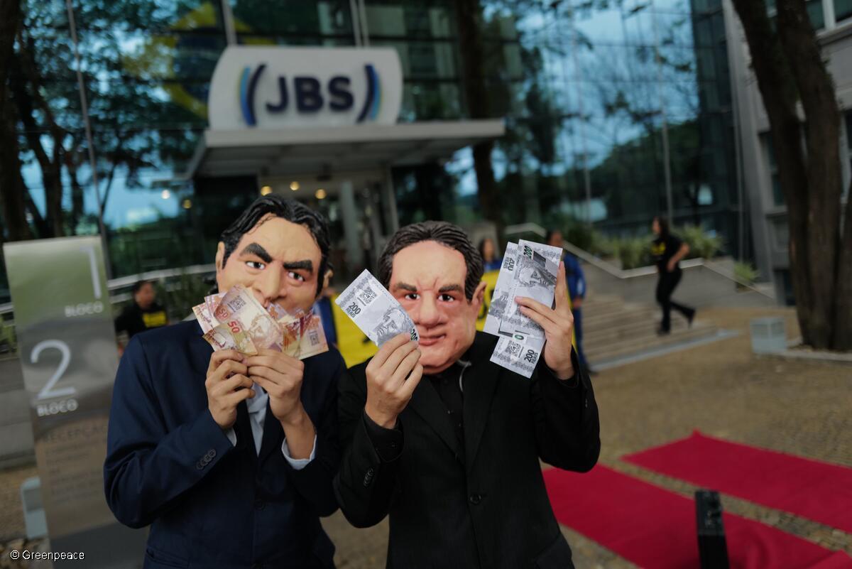 Em assembleia de acionistas da JBS, ativistas do Greenpeace protestam contra lucros bilionários da empresa às custas da destruição da floresta e do clima 
