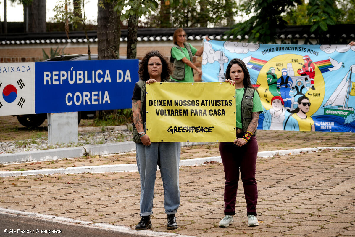 Greenpeace protesta pela liberação de ativistas retidos na Coreia do Sul após ação pacífica contra poluição plástica