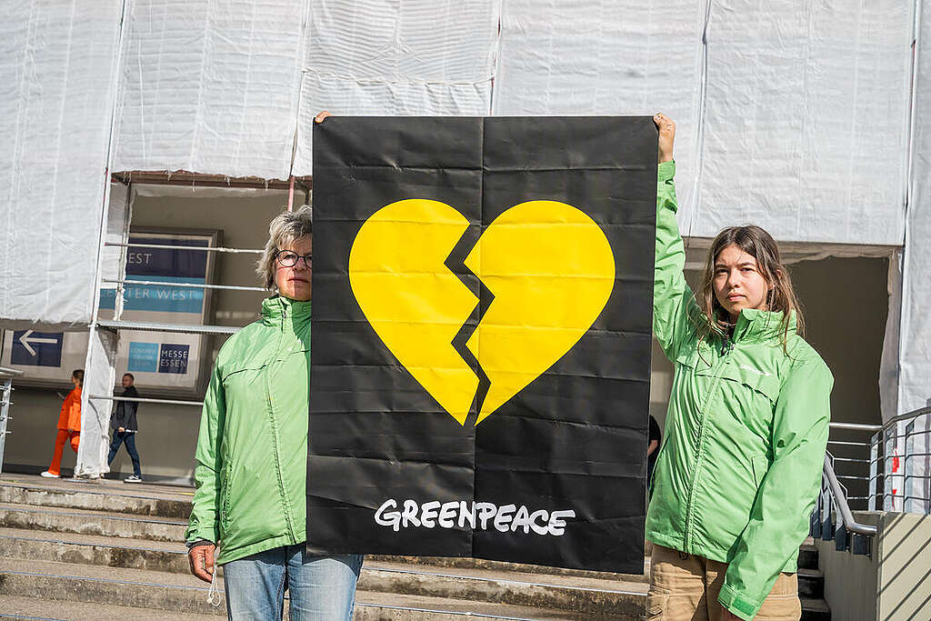 Greenpeace activists protest against animal suffering at an event held by the supermarket chain Edeka in Essen. The environmental activists show a banner and spray Symbols on the ground to draw attention to the contradiction between the suffering in the pig stables and Edeka's “We love food” marketing. © Markus J. Feger / Greenpeace Greenpeace activists protest against animal suffering at an event held by the supermarket chain Edeka in Essen. The environmental activists show a banner and spray Symbols on the ground to draw attention to the contradiction between the suffering in the pig stables and Edeka's “We love food” marketing. © Markus J. Feger / Greenpeace