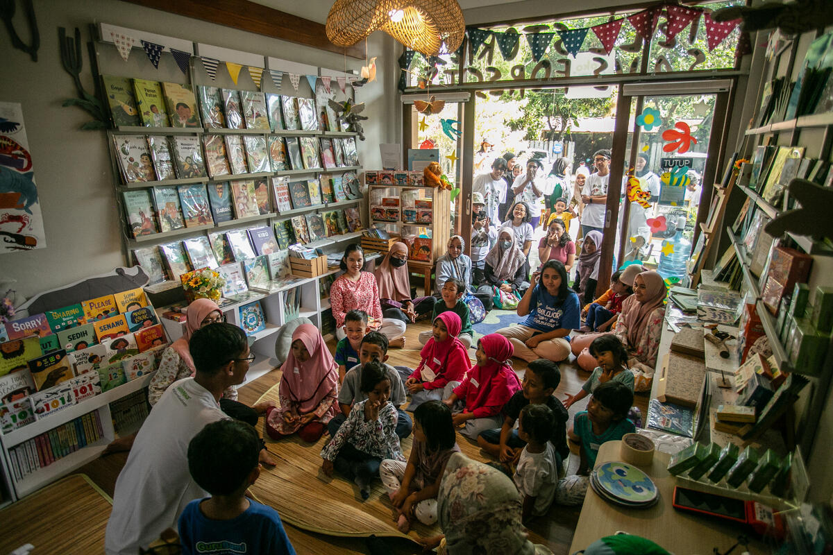 兒童《氣候訴訟》系列圖書在印尼日惹推出。© Hendra Nurdiyansyah / Greenpeace