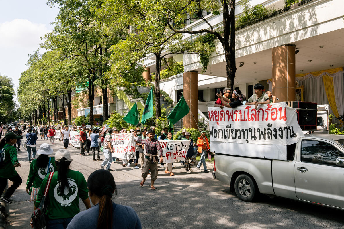 於 2024 年聯合國生物多樣性大會(CBD COP16)和第 29 次締約方大會(COP29)前,共約 200 人參與了前往自然資源和環境部的氣候正義遊行,呼籲泰國政府採取強有力的氣候行動。© Chittawan Limcharoen / Greenpeace